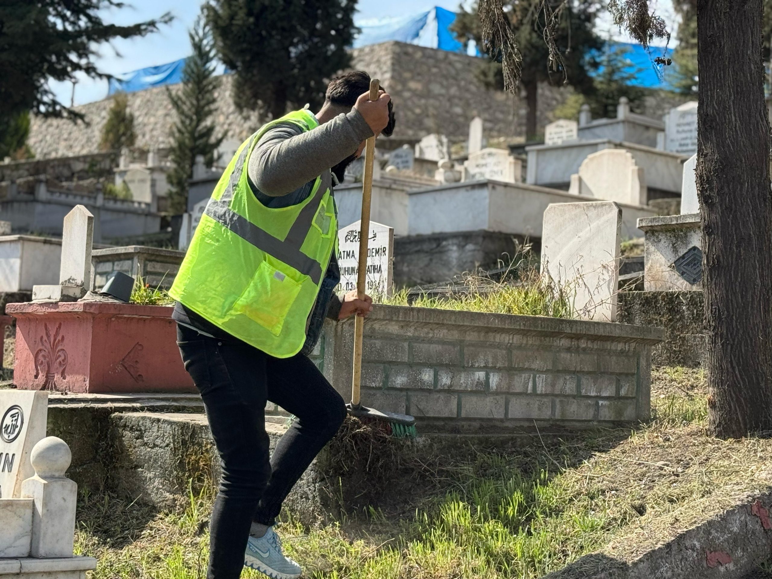 Karabük Belediyesi, Mezarlıklarda Temizlik Çalışmalarına Başladı