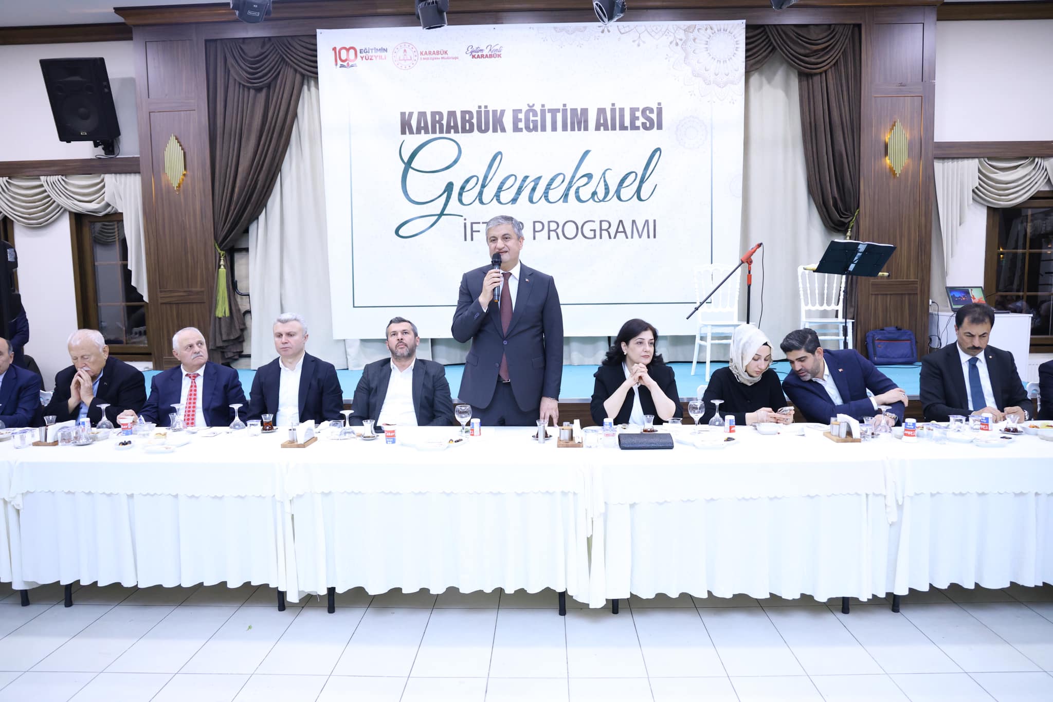 Vali Yavuz İftarda Eğitim Ailesiyle Bir Araya Geldi