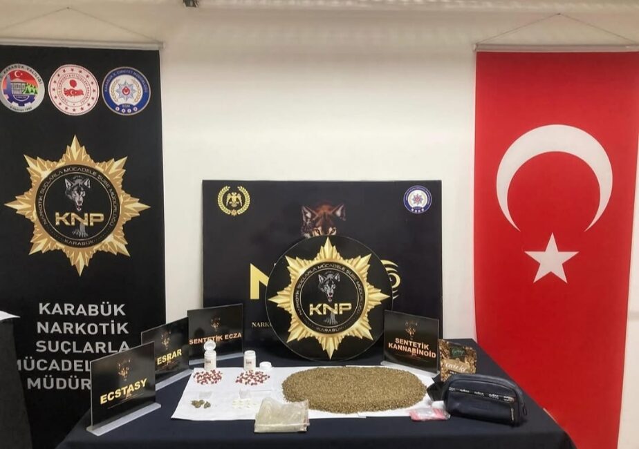 Karabük’te düzenlenen uyuşturucu operasyonunda yakalanan zanlı tutuklandı Karabük İl Emniyet Müdürlüğü’ne bağlı İstihbarat ve Narkotik Suçlarla Mücadele