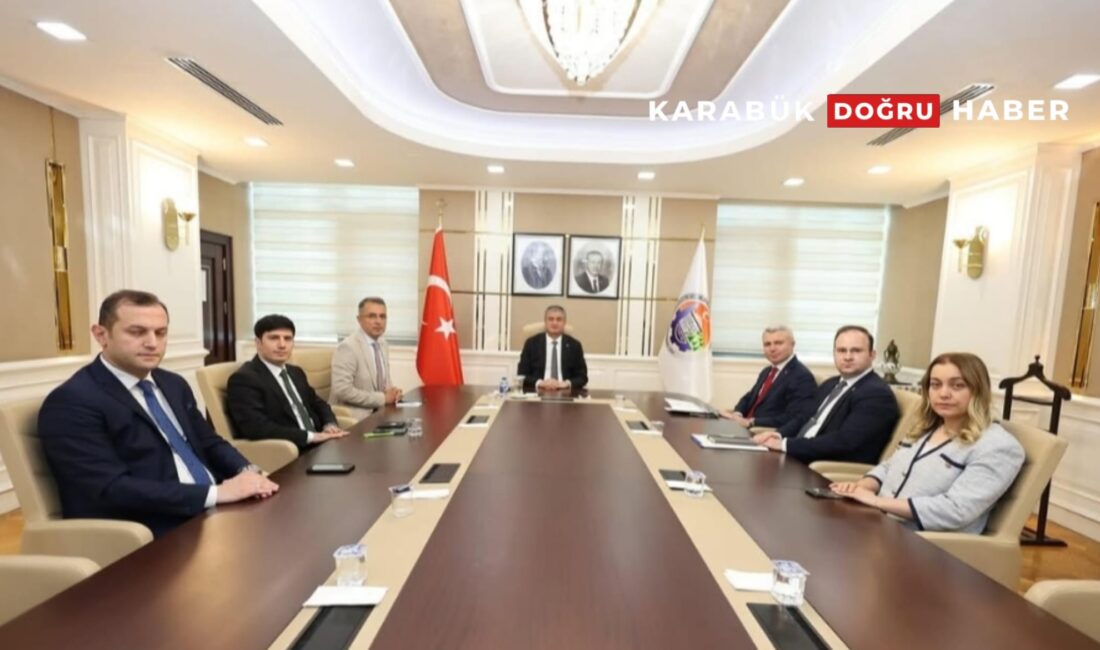 Valilik Toplantı Salonu’nda düzenlenen toplantıya, ilçe kaymakamları katıldı. Toplantıda; ilçelerde