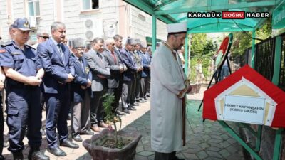 Vali Mustafa Yavuz, vefat eden Kıbrıs Gazisi Hikmet Kapanşahin’in cenaze
